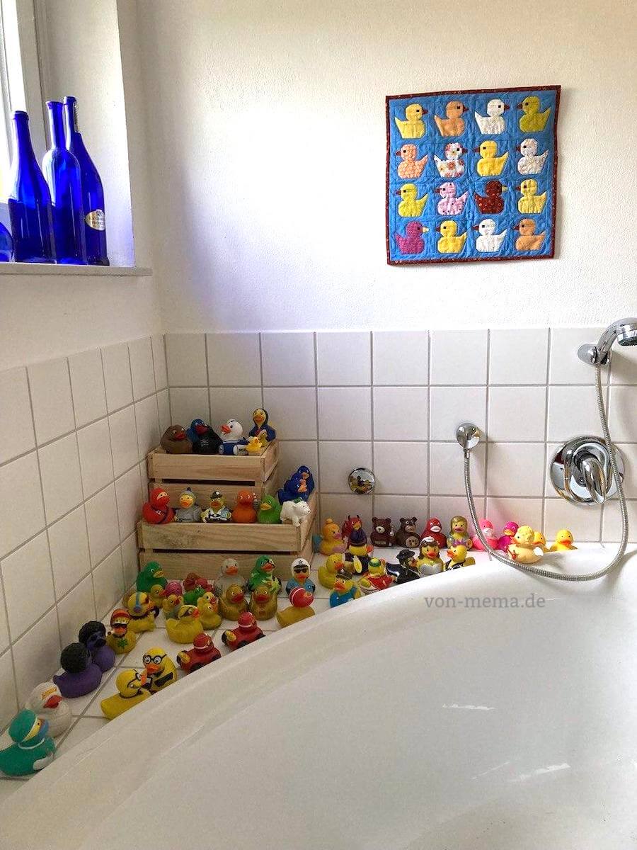 Badezimmer mit einer Sammlung von Badeenten.