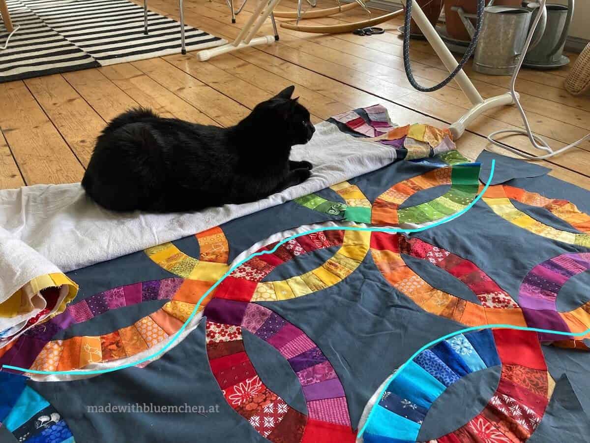 Katze liegt auf einem Quilt 